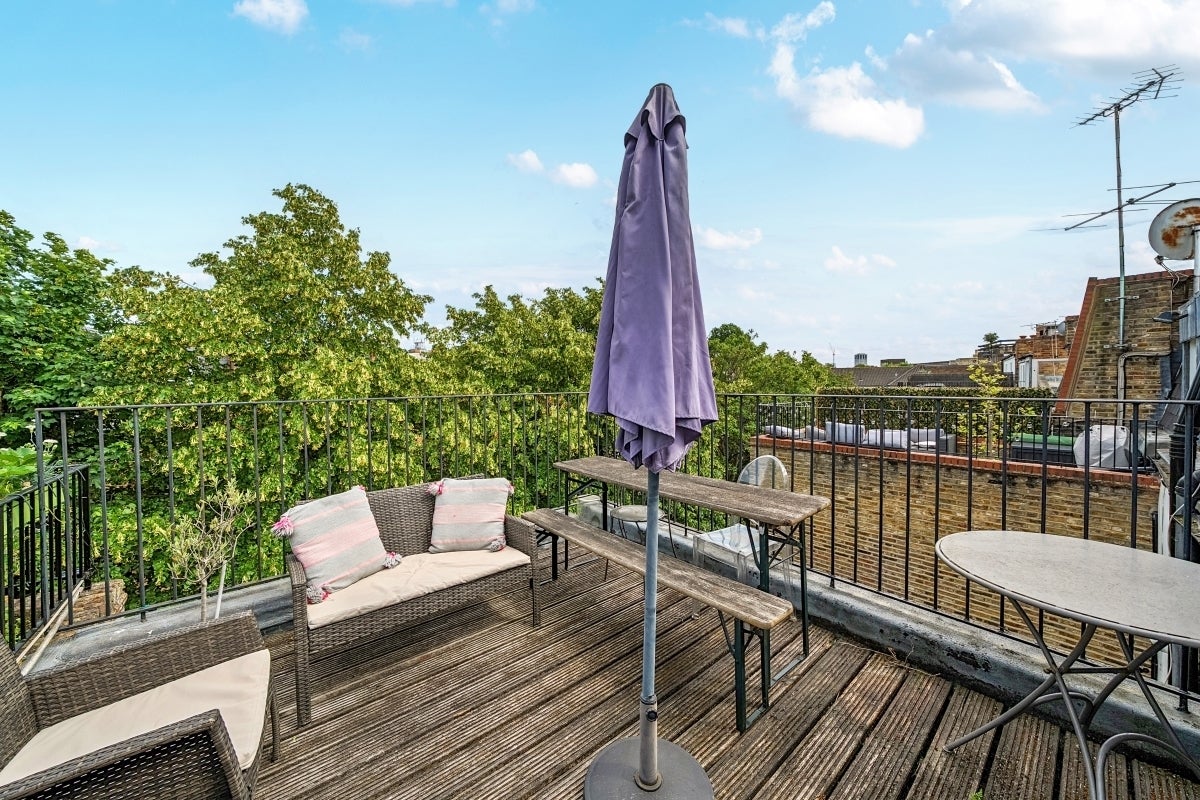 Flat Eardley Crescent in Greater London