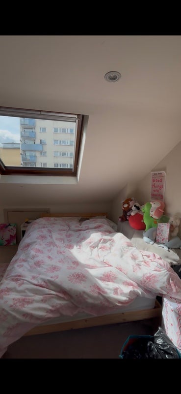 Room De Morgan Road in Greater London