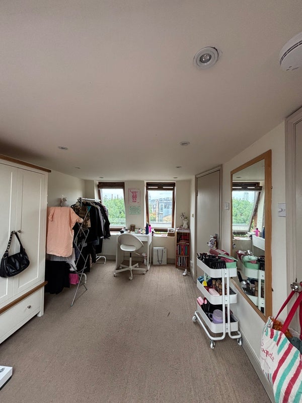 Room De Morgan Road in Greater London