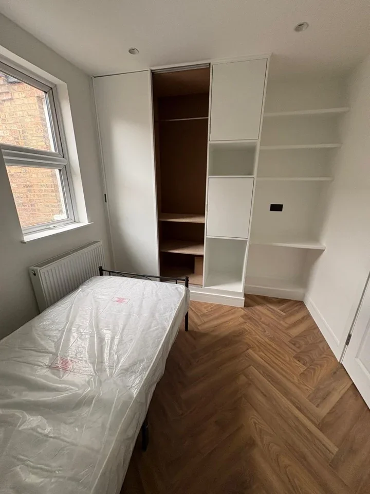 Room Deacon Road in Greater London