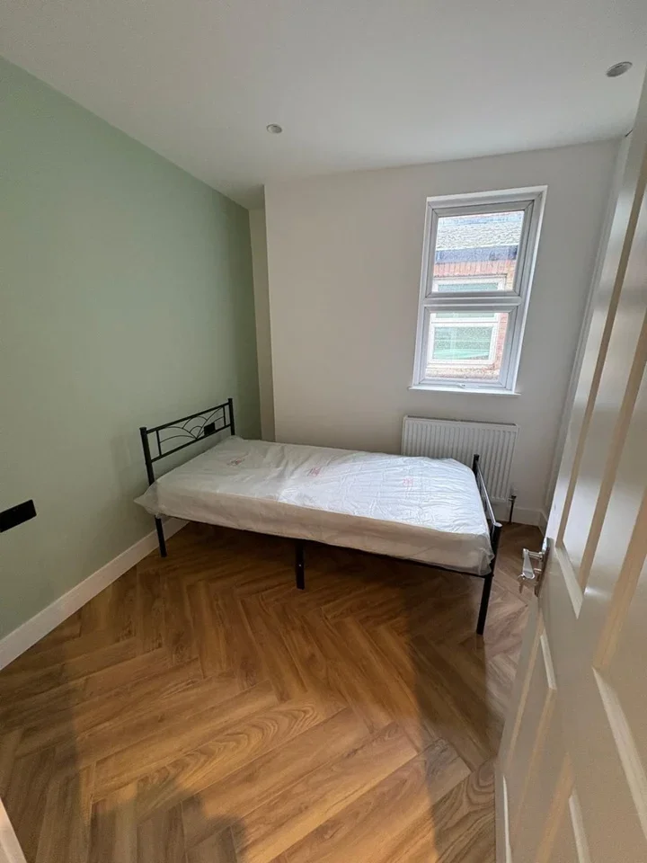 Room Deacon Road in Greater London