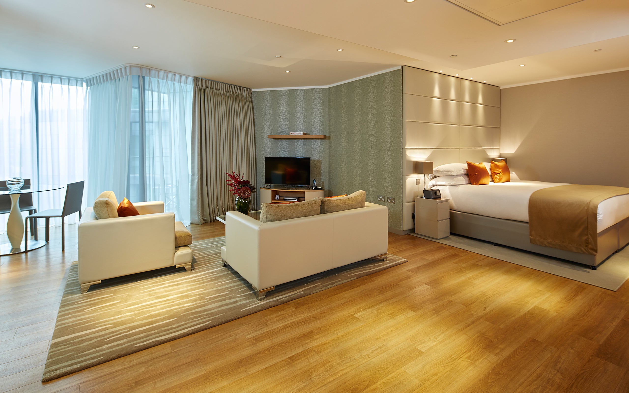 Flat Lower Thames Street in City of London