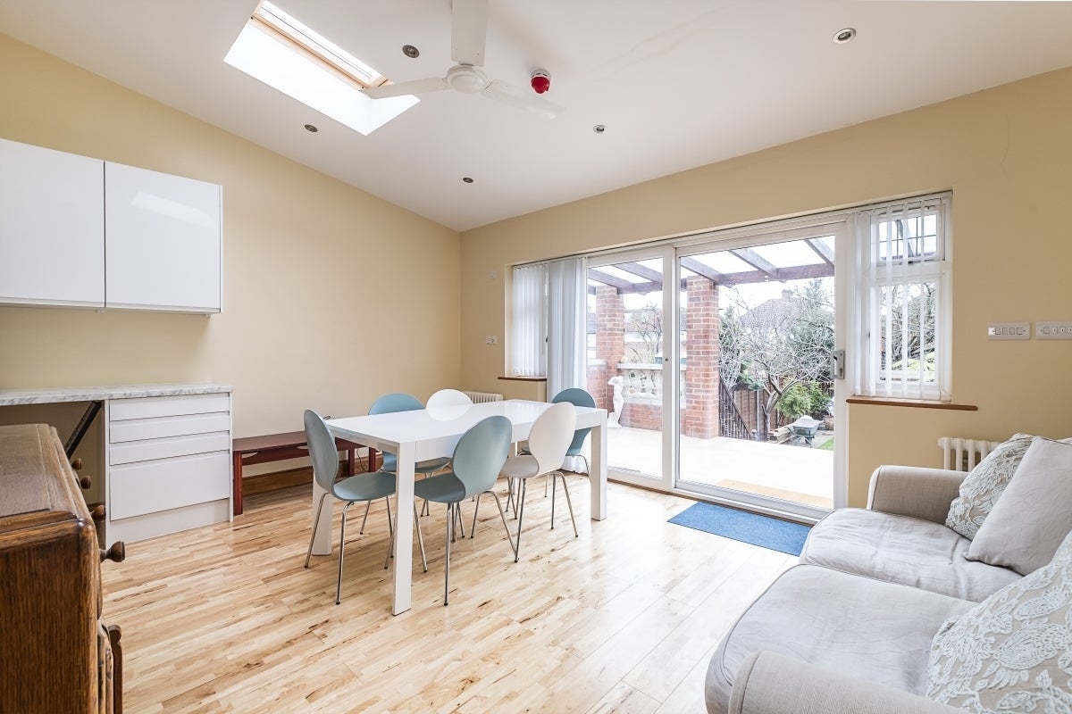 Room Taunton Avenue in Greater London