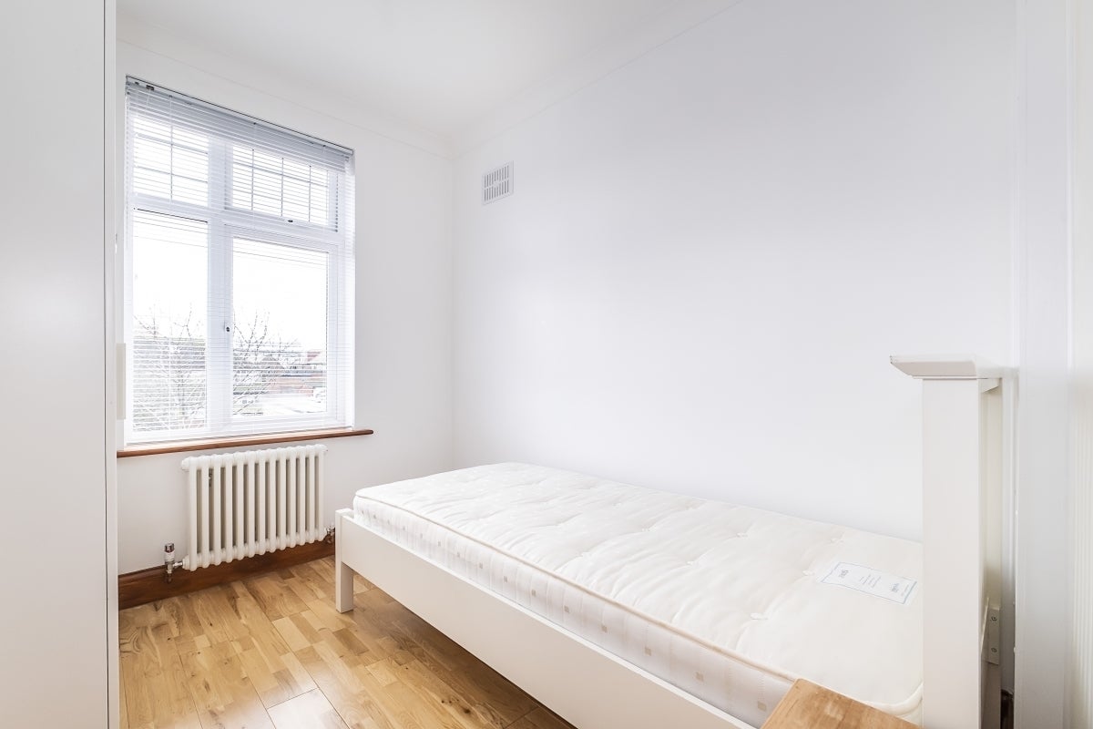 Room Taunton Avenue in Greater London