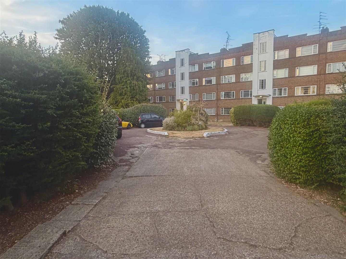 Flat Wynash Gardens in Greater London