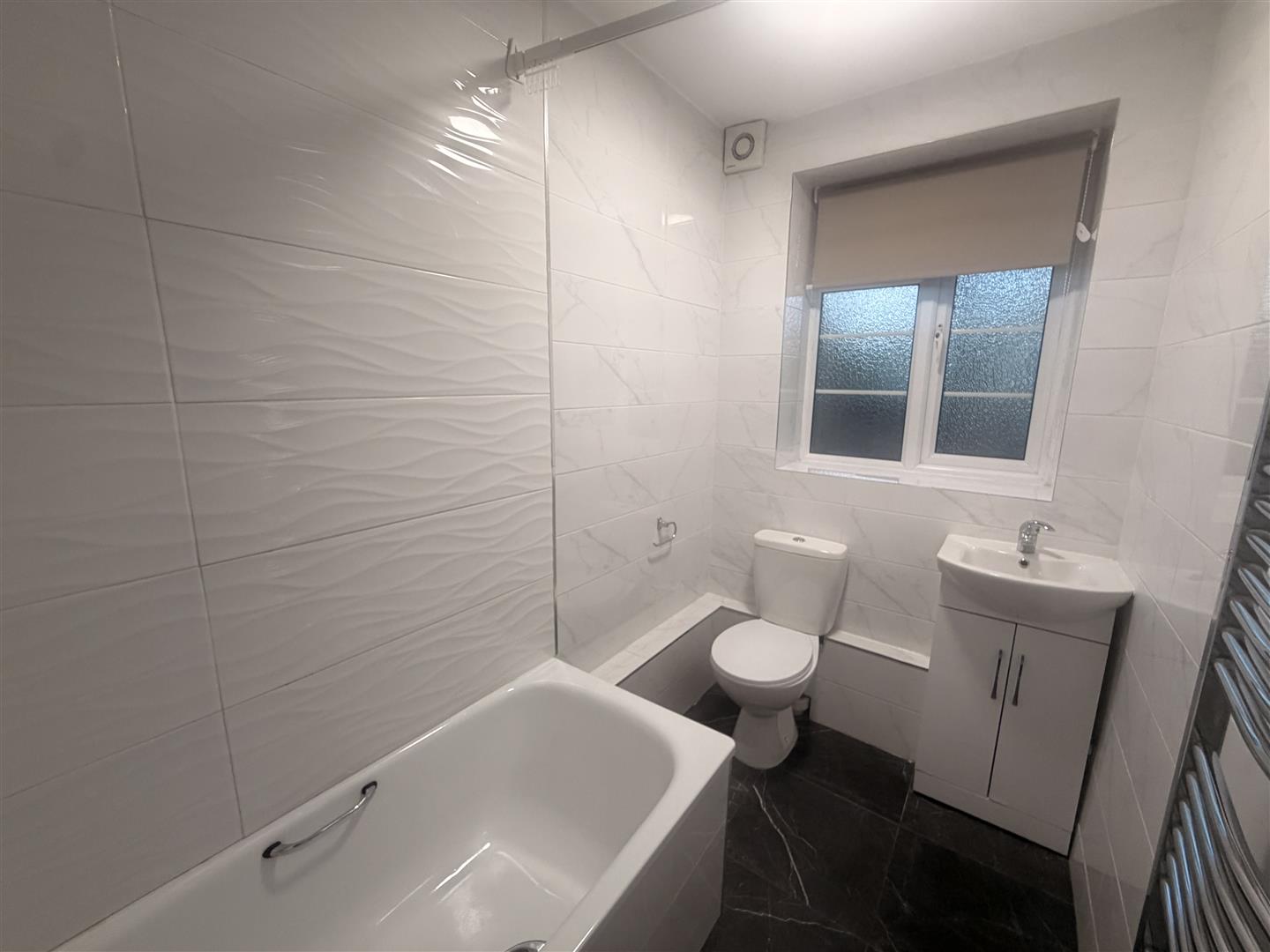 Flat Wynash Gardens in Greater London