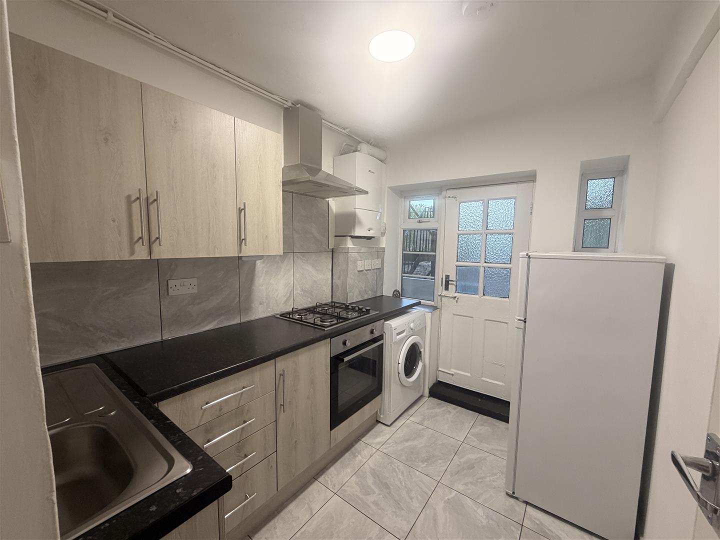 Flat Wynash Gardens in Greater London