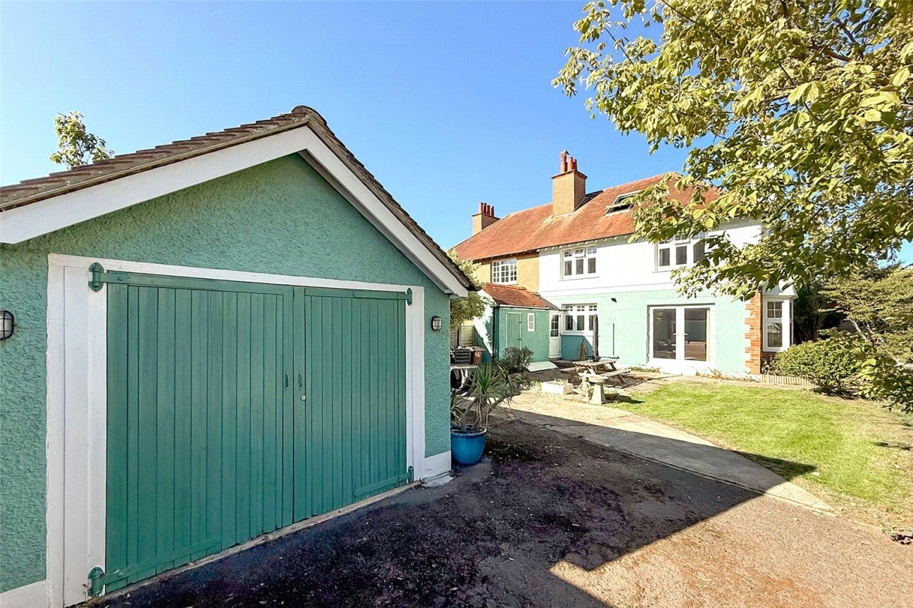 House Irvine Road in Arun