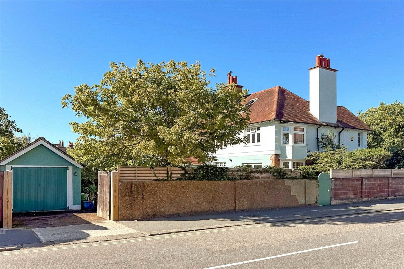 House Irvine Road in Arun