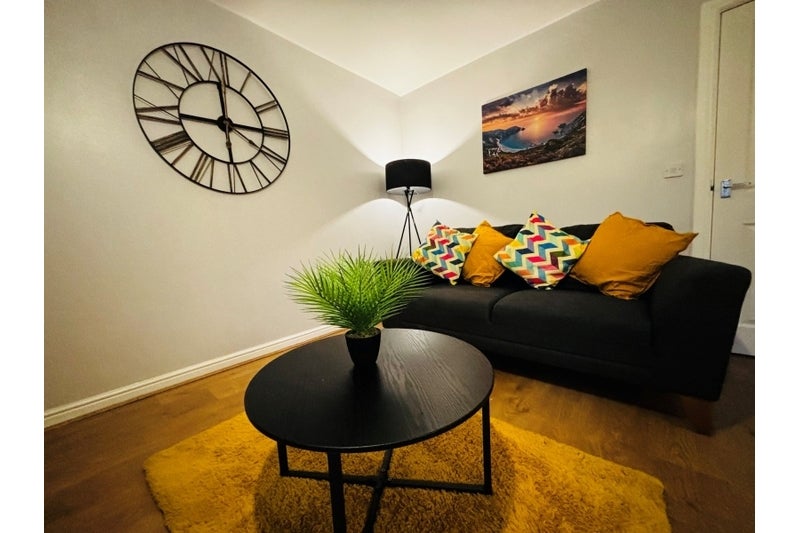 Flat Hamilton Road in Greater London