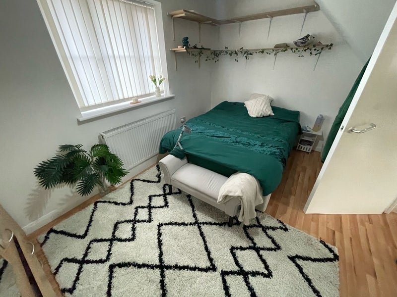 Room Queensland Close in Greater London