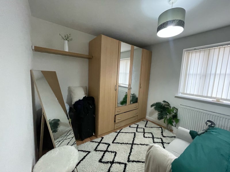 Room Queensland Close in Greater London
