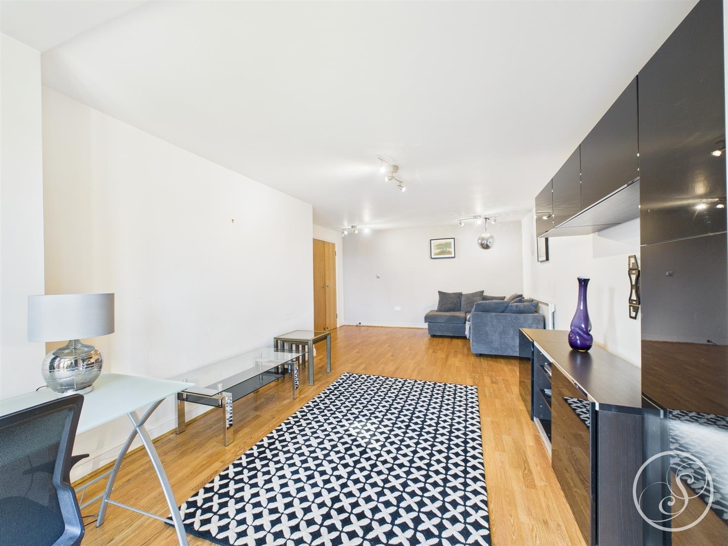Flat Highthorne Court in Leeds