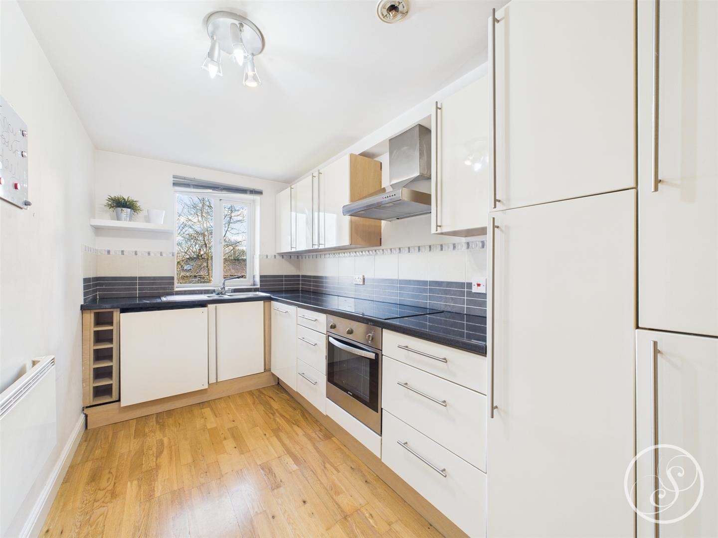 Flat Highthorne Court in Leeds