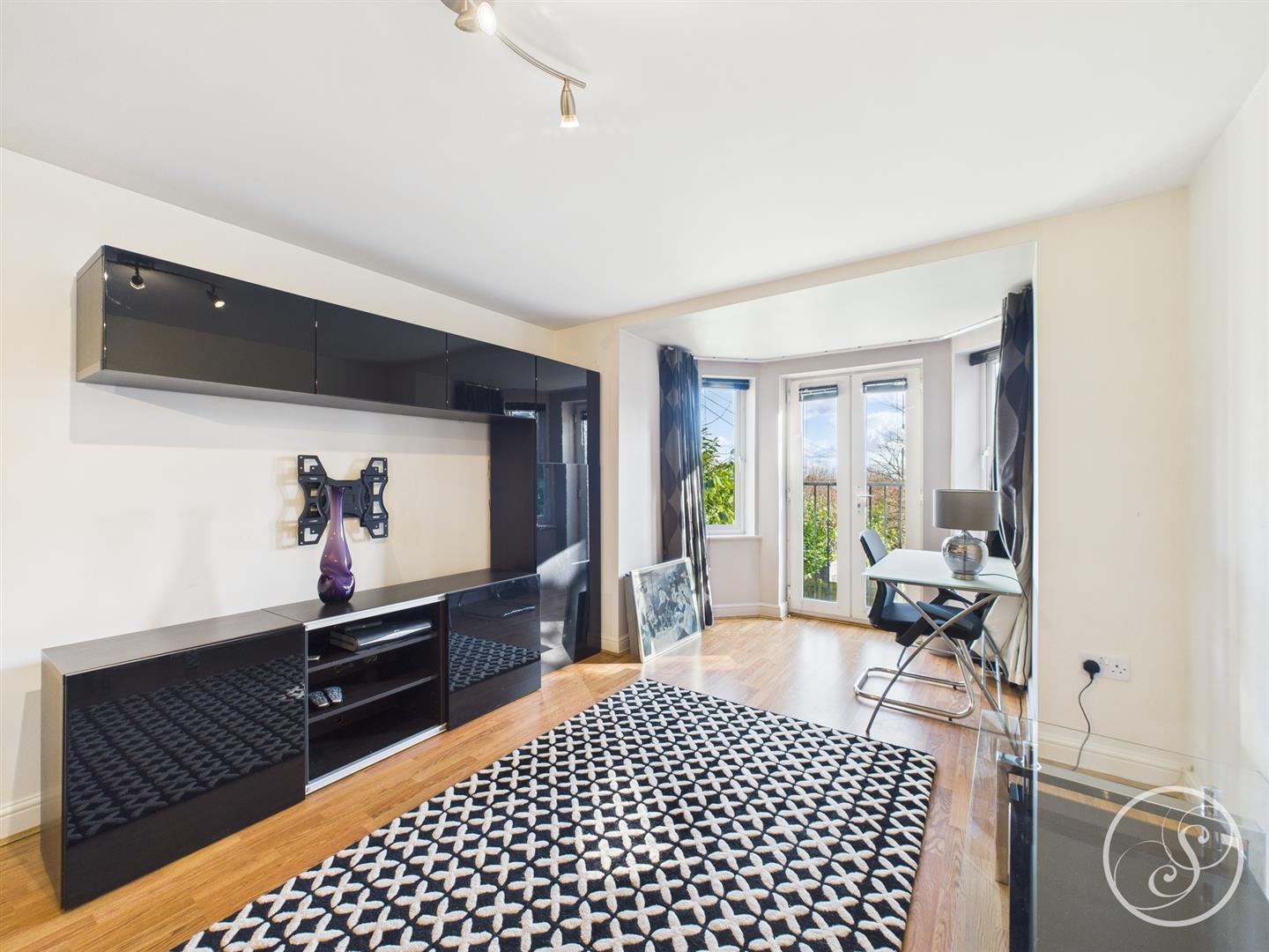 Flat Highthorne Court in Leeds
