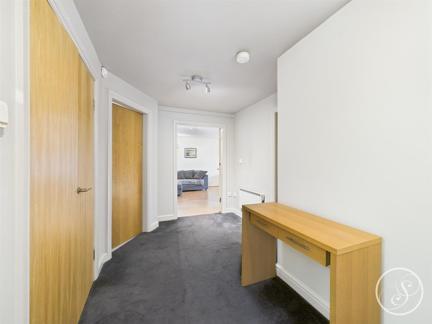 Flat Highthorne Court in Leeds