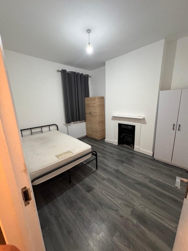 Room Barking Road in Greater London