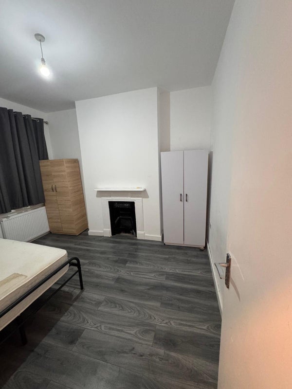 Room Barking Road in Greater London