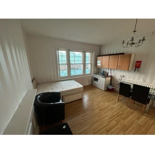 Room Holland Park Avenue in Greater London