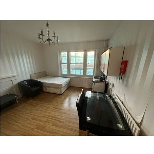 Room Holland Park Avenue in Greater London