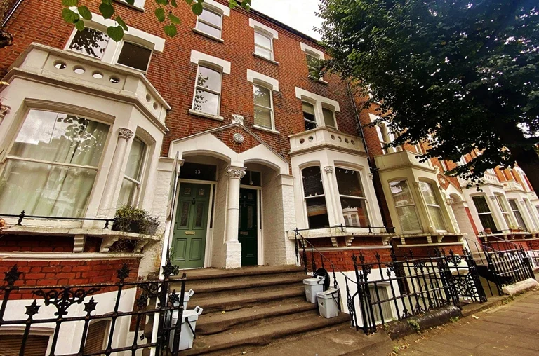 Flat Hammersmith Road in Greater London