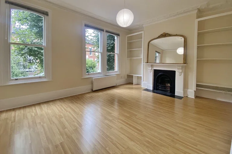 Flat Hammersmith Road in Greater London