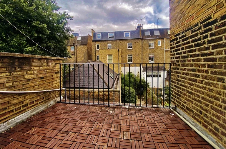 Flat Hammersmith Road in Greater London