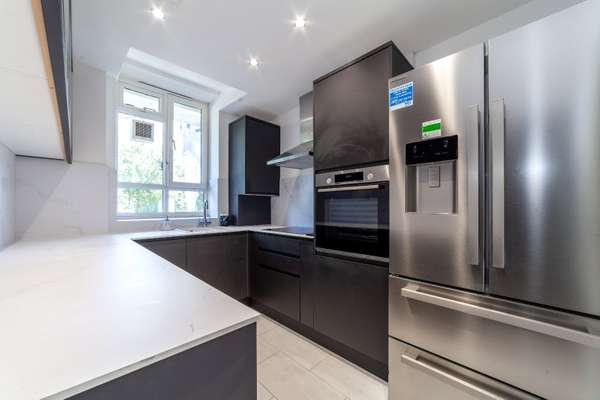 Flat Lancaster Court in Greater London