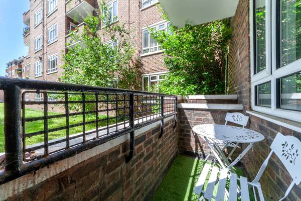 Flat Lancaster Court in Greater London