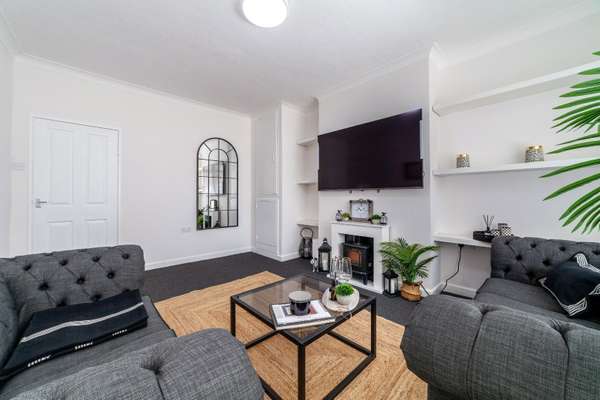 Flat Lancaster Court in Greater London