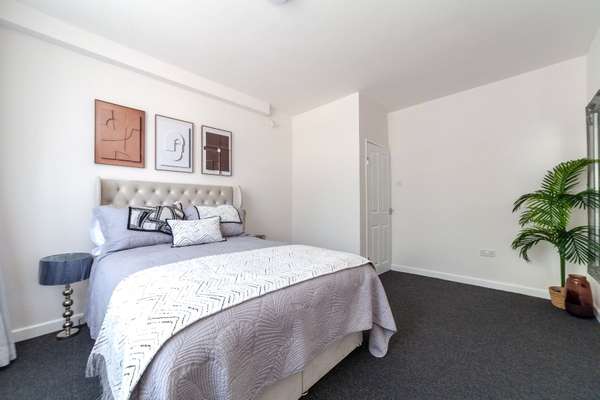 Flat Lancaster Court in Greater London