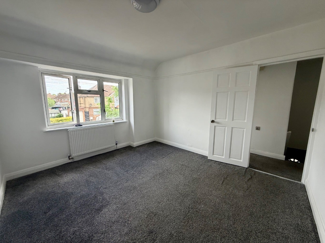 Flat Pinewood Avenue in Greater London