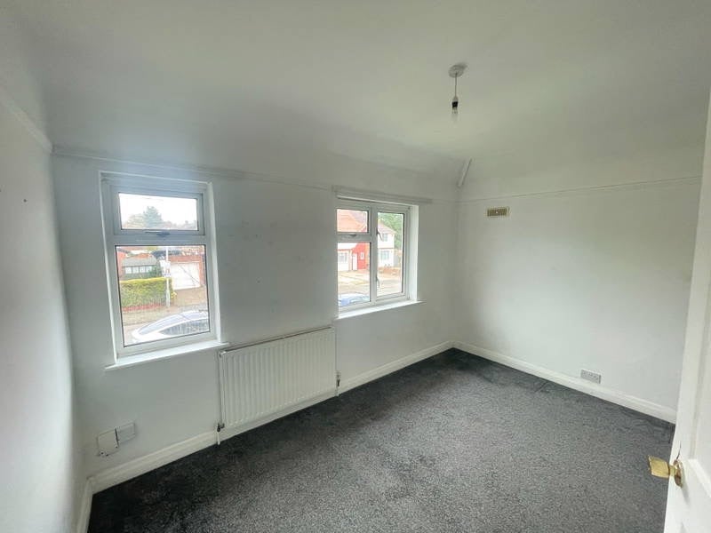 Flat Pinewood Avenue in Greater London