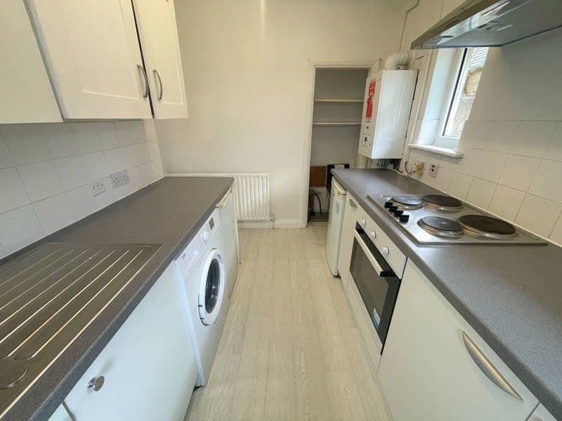 Flat Pinewood Avenue in Greater London