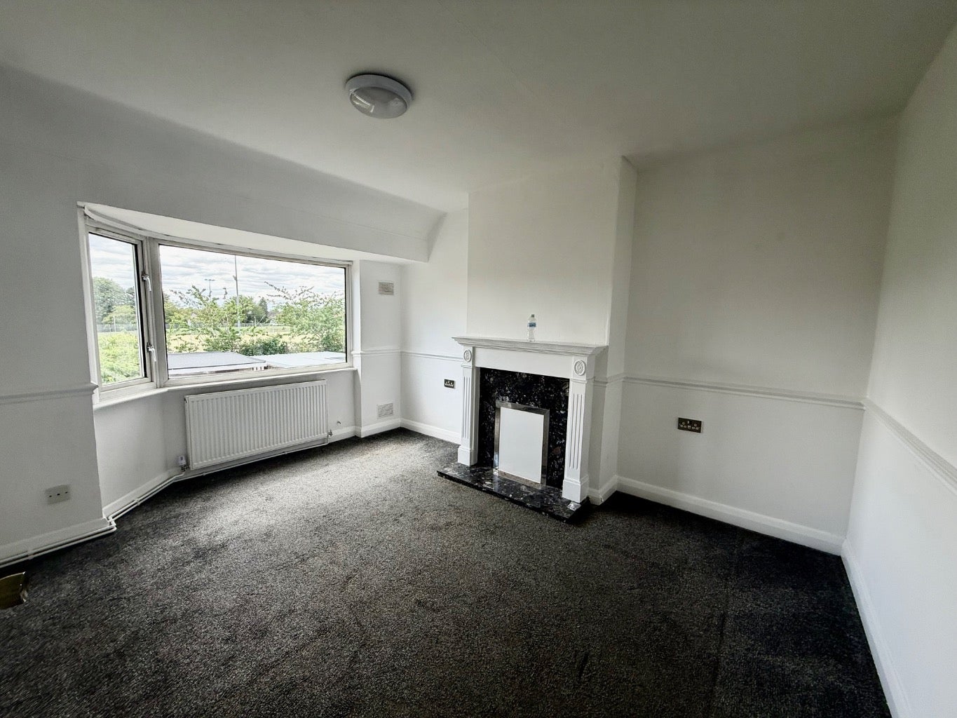 Flat Pinewood Avenue in Greater London