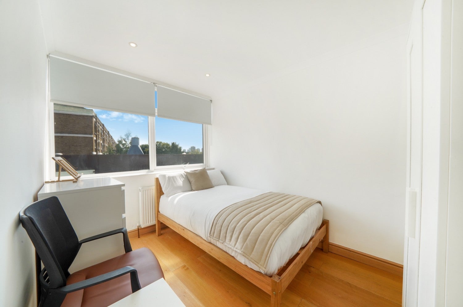 Flat Seabright Street in Greater London