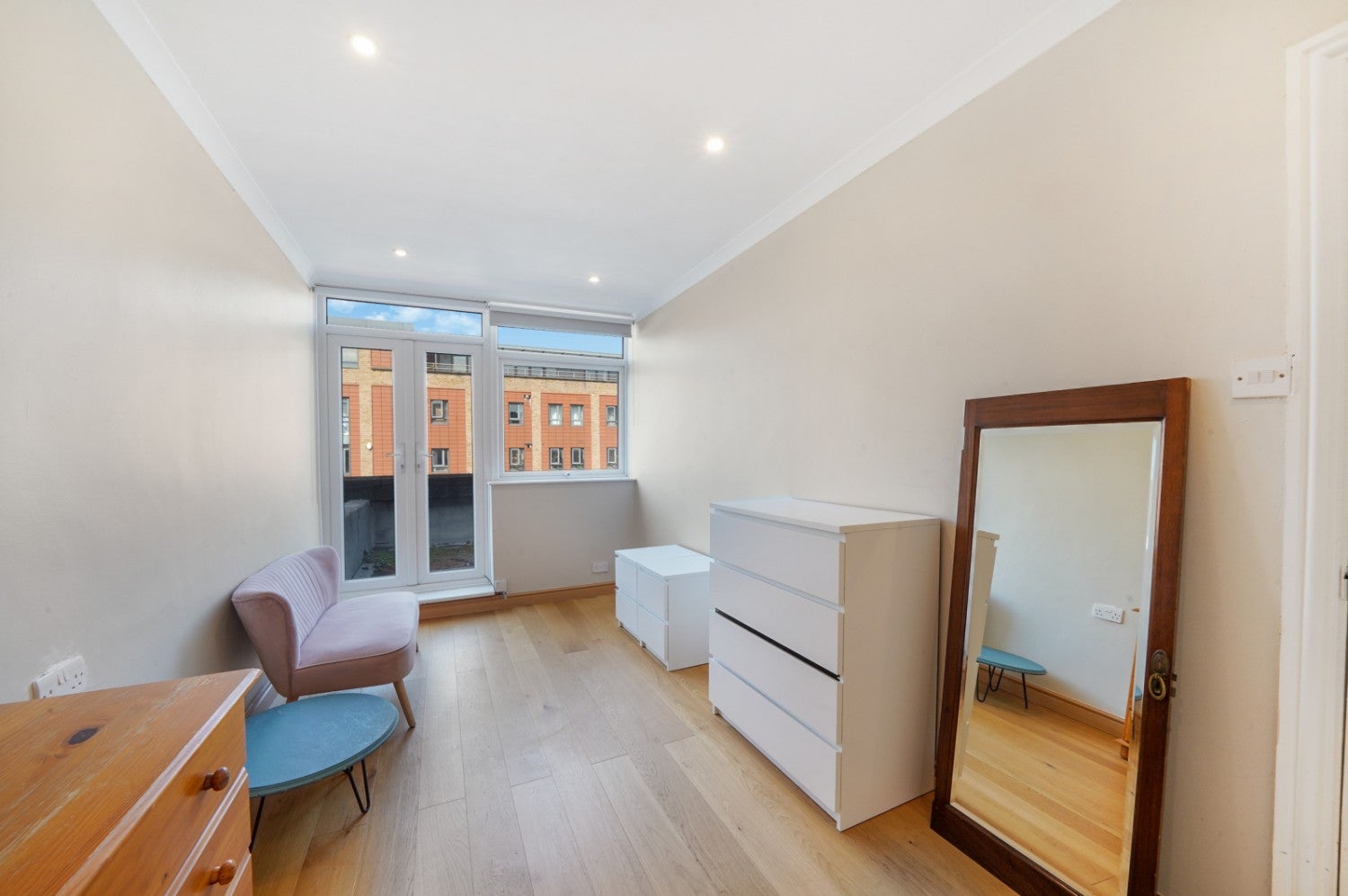 Flat Seabright Street in Greater London