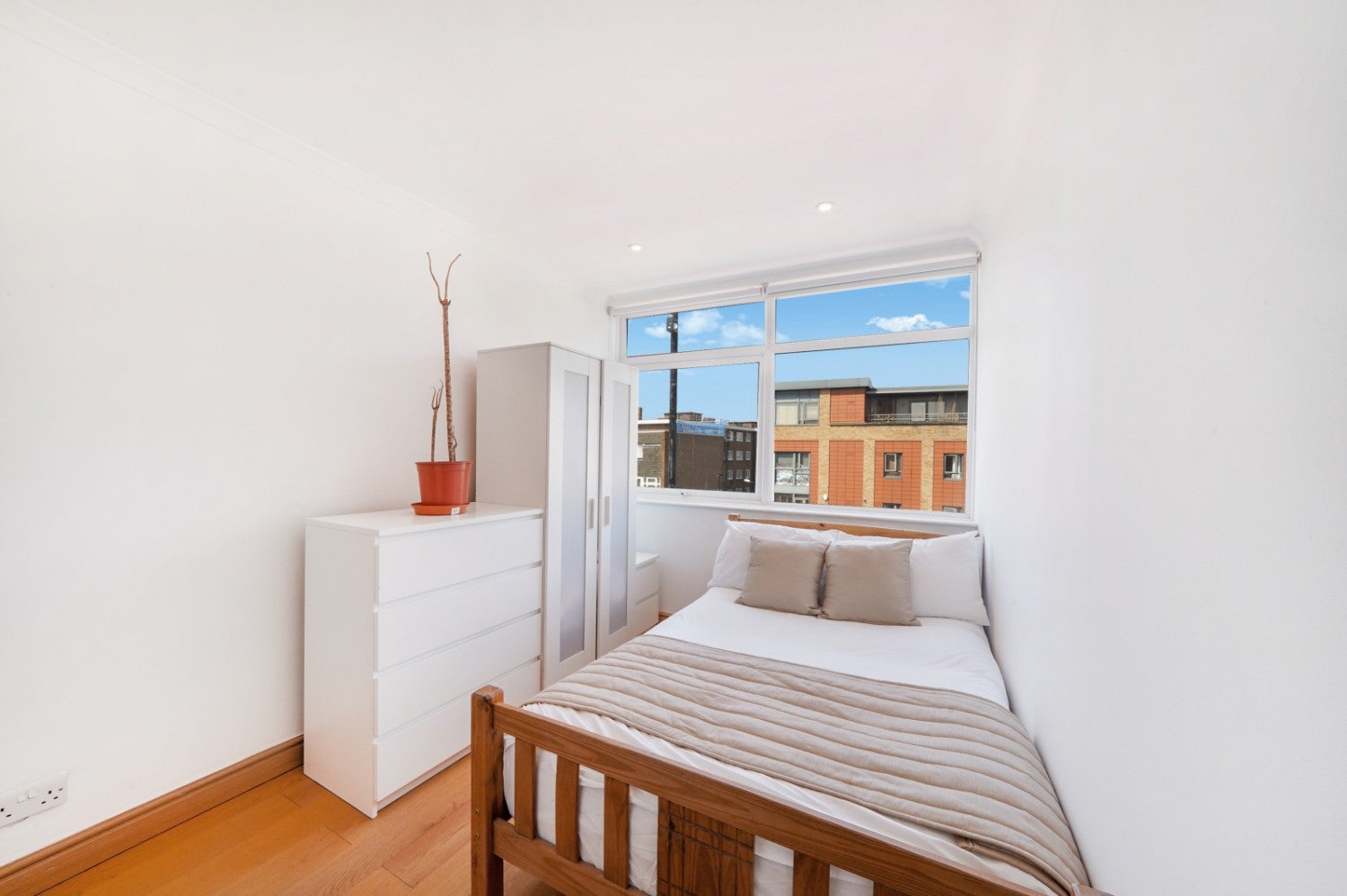 Flat Seabright Street in Greater London