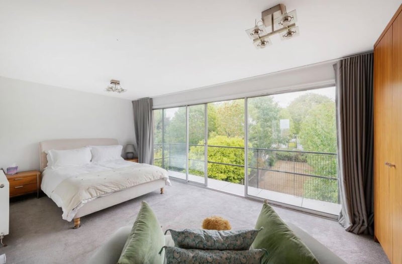 Room Mount Pleasant Road in Greater London