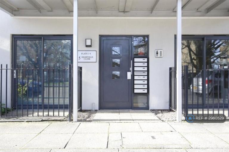 Room Highfield Close in Greater London