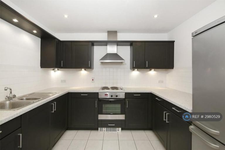 Room Highfield Close in Greater London