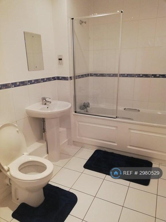 Room Highfield Close in Greater London