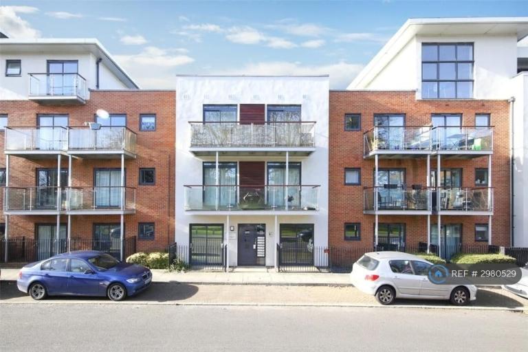 Room Highfield Close in Greater London