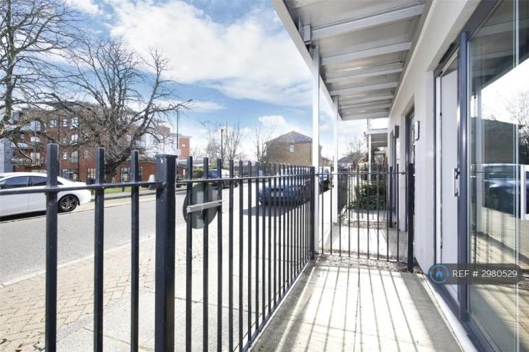 Room Highfield Close in Greater London