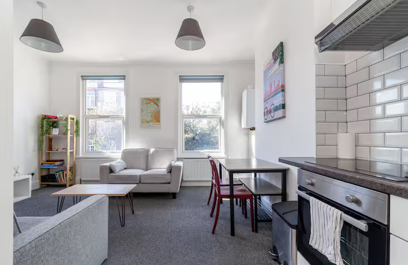 Flat Blackstock Road in Greater London
