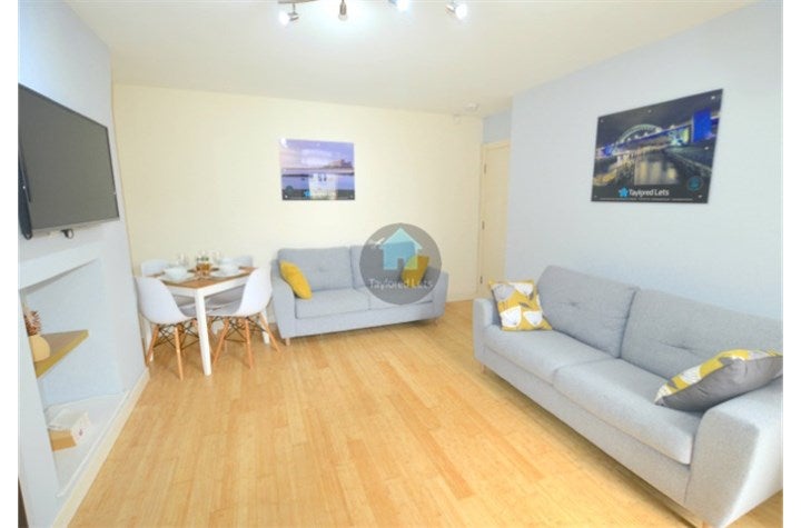 Flat Bolingbroke Street in Newcastle upon Tyne