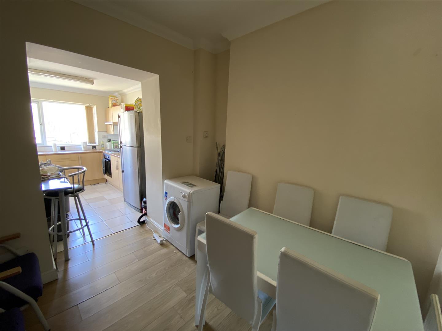Flat Broadway in Pontypridd