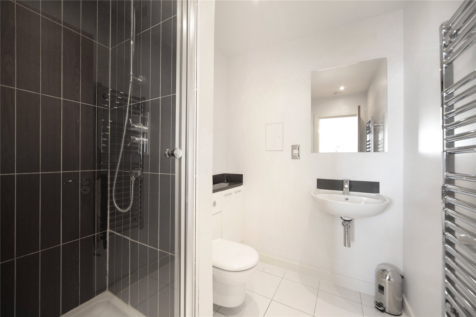 Flat Mapleton Road in Greater London
