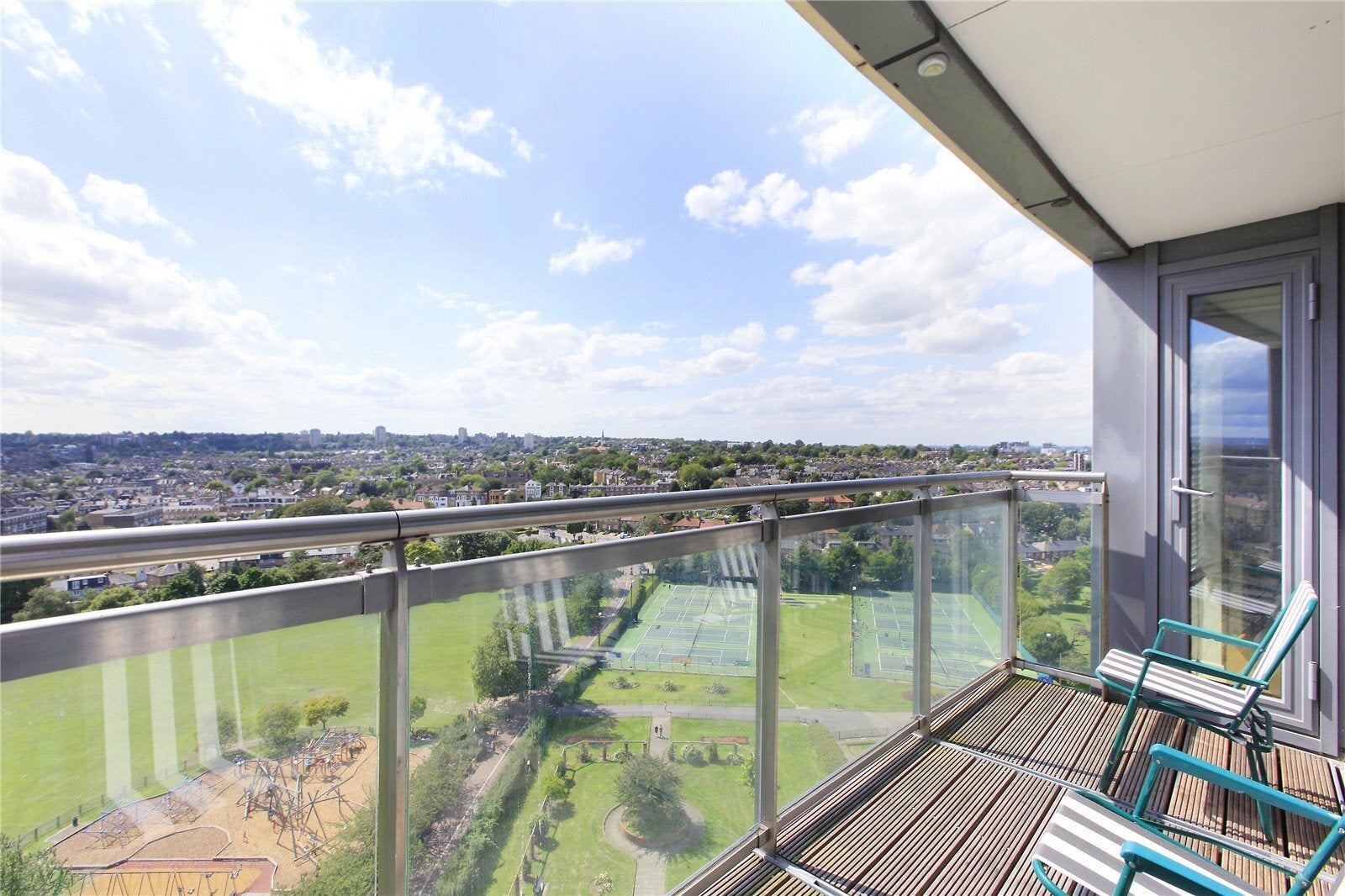Flat Mapleton Road in Greater London