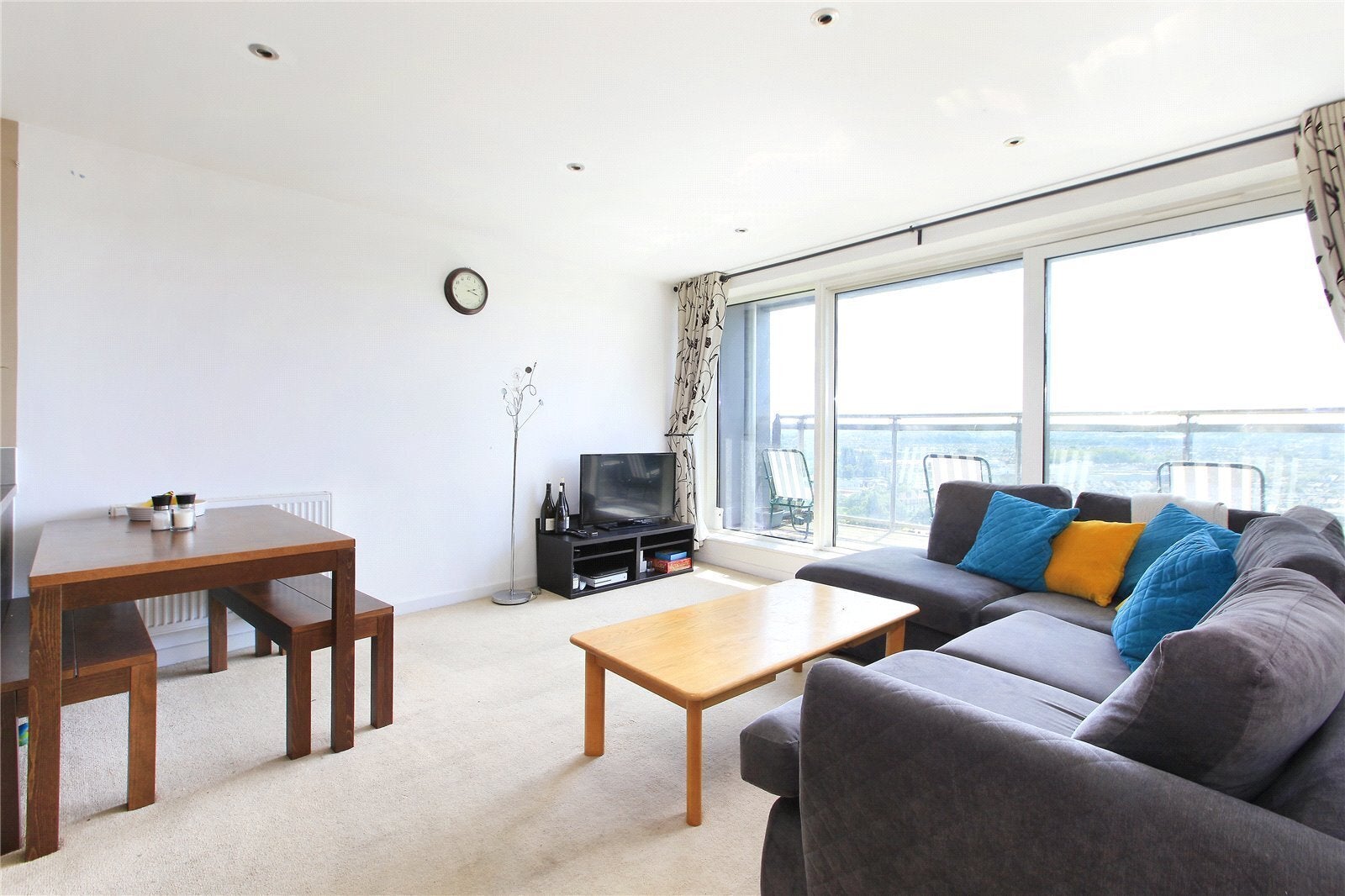 Flat Mapleton Road in Greater London